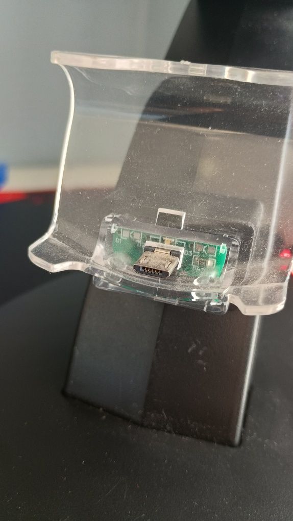 PlayStation 4 z dwoma kontrolerami,ładowarko-stojakiem i grą