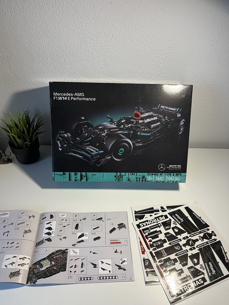 Legos Mercedes-AMG F1 W14 E Performance  (1642 peças)