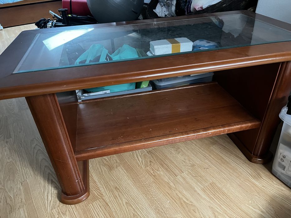 Mesa de madeira com vidro sala estar