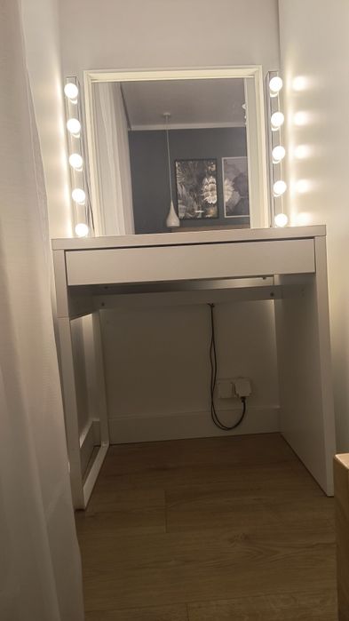 Toaletka z lustrem i lampami