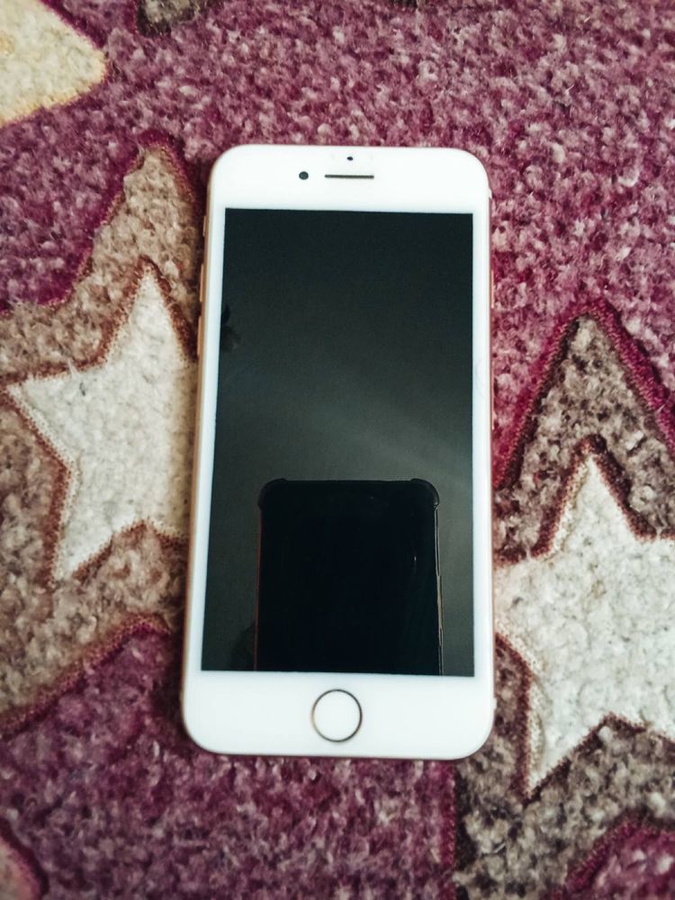 iPhone 8 4/64 телефон у гарному стані