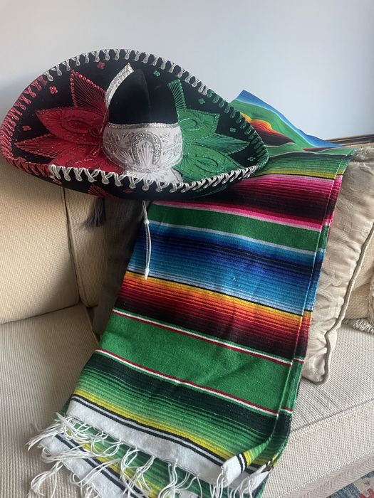 Chapéu e manta vindos do México, excelente para decoração de espqço.