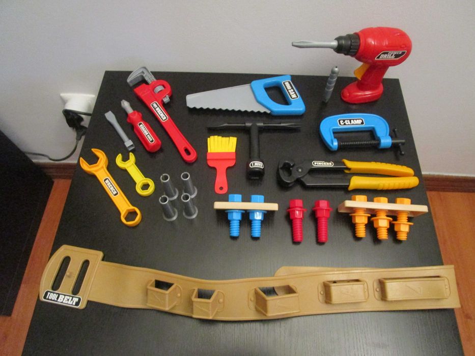 Conjunto de ferramentas para brincar, com cinto de ferramentas.
