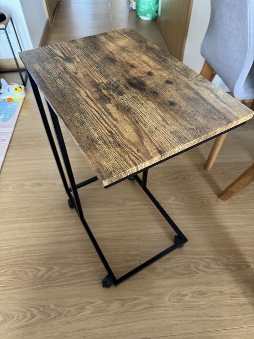 Stolik na laptopa na kółkach