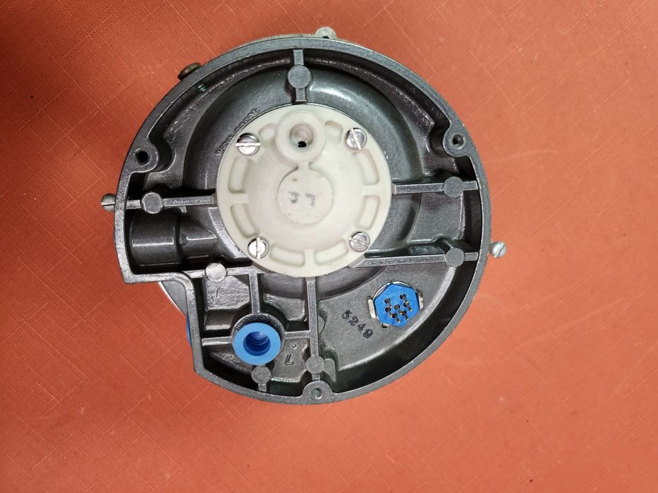 manometr różnicowy.  Dwyer Photohelic® Gage.