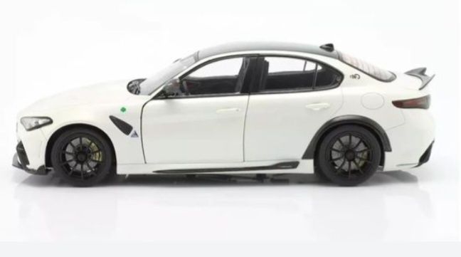 Alfa romeo giulia GTA 2022 escala 1:18