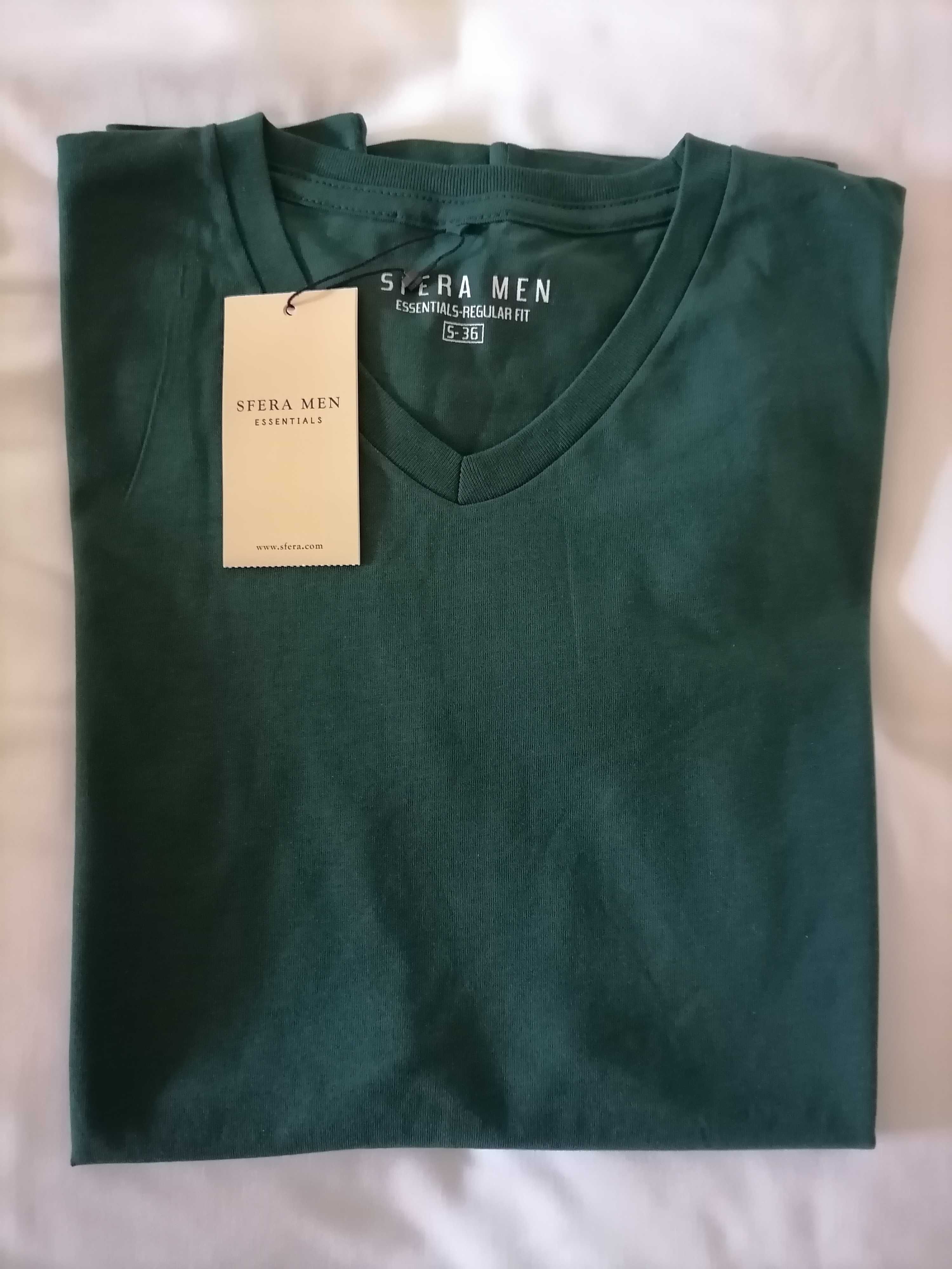 T-shirt verde com decote em V do el Cort ingles