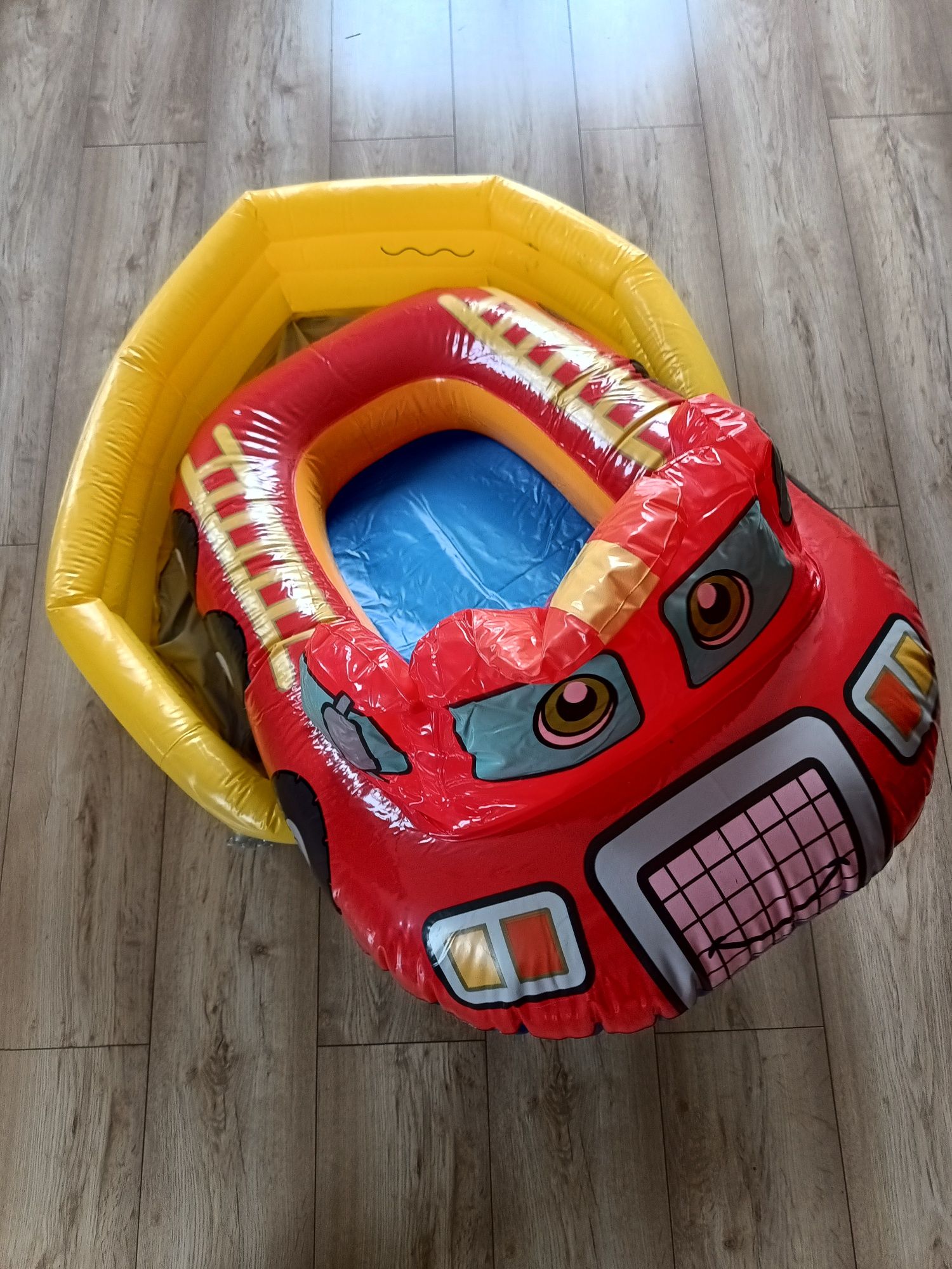 Dmuchany basenik i ponton dla dziecka wóz strażacki