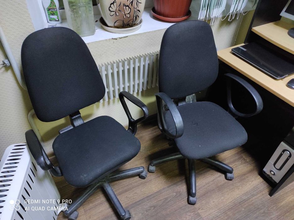 Кресло компьютерное офисное есть 2 шт.