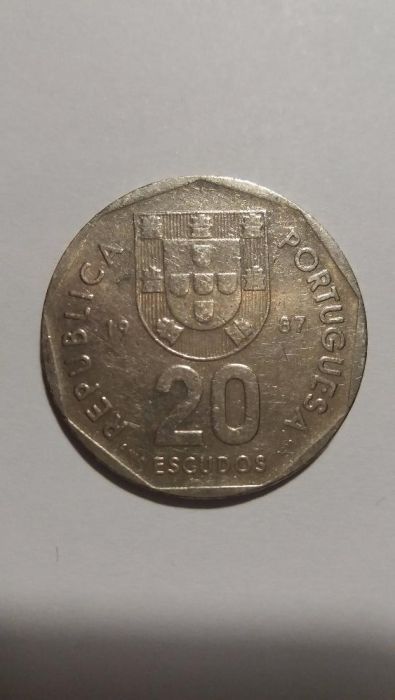 Moedas de 20 e 50 escudos