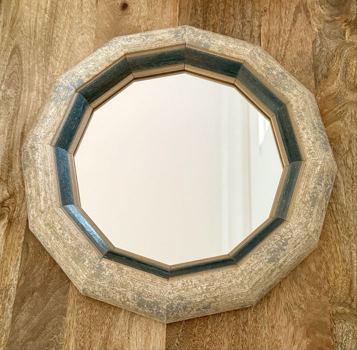 Espelho com moldura em madeira