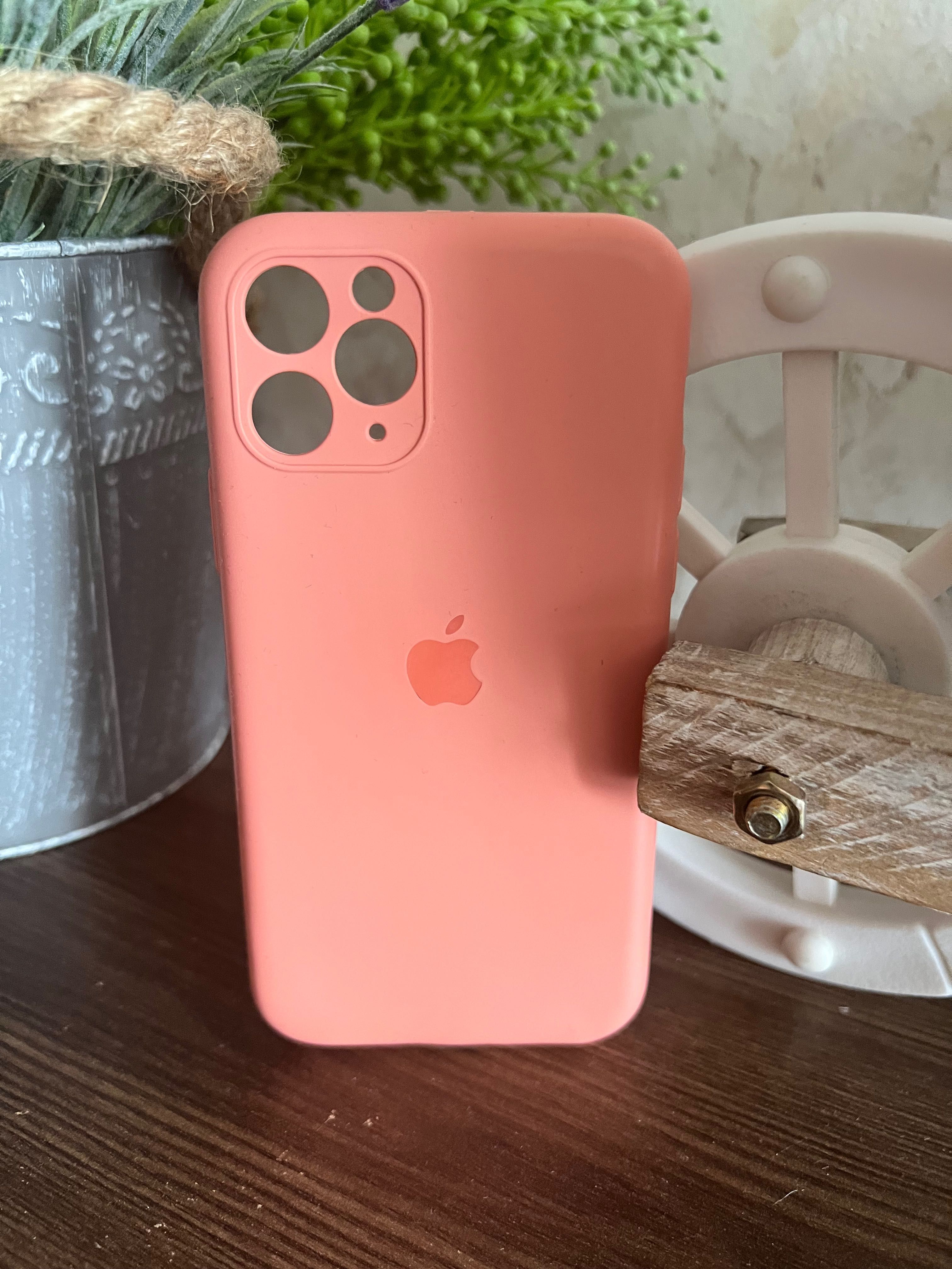 Продам чохли б/у в хорошому стані на iPhone 11 Pro