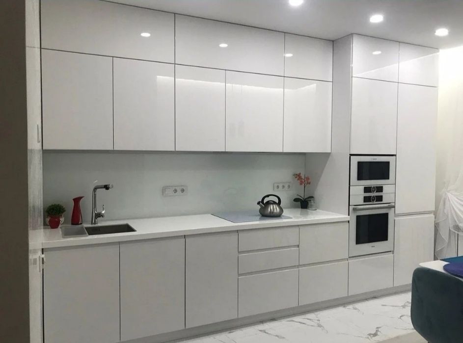 Кухня белая под потолок без ручек.Фасады крашеные , фасады акрил