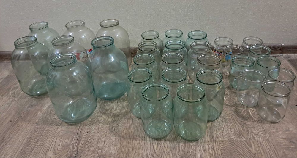 Банки 0.5 -5 грн, 1- 10 грн ,3л- 15 грн