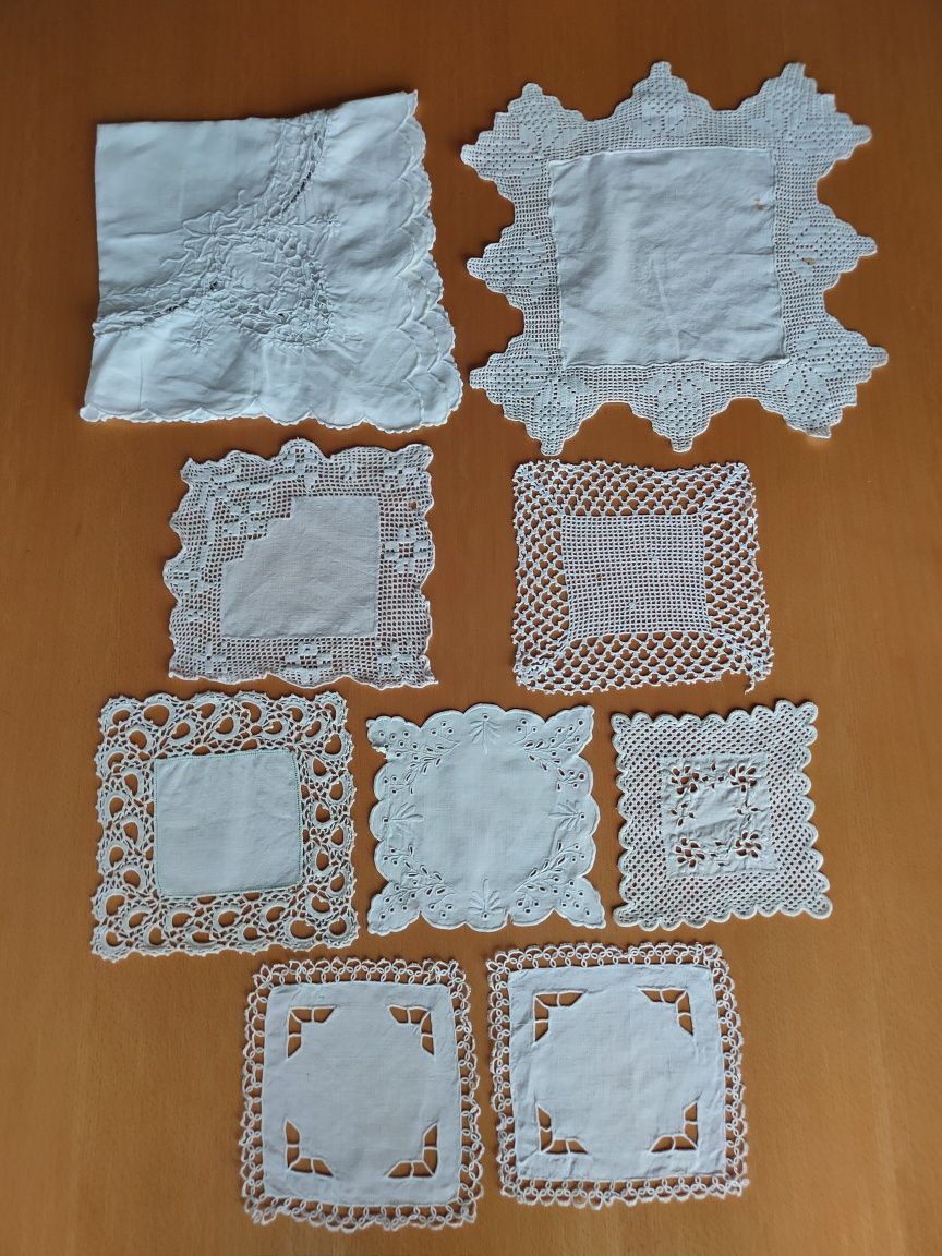 Conjunto de naperons em crochê e tecido.