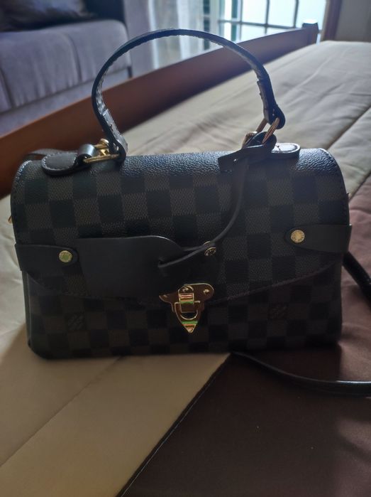 mala padronizada em tons de castanho, com alça e tiracolo,