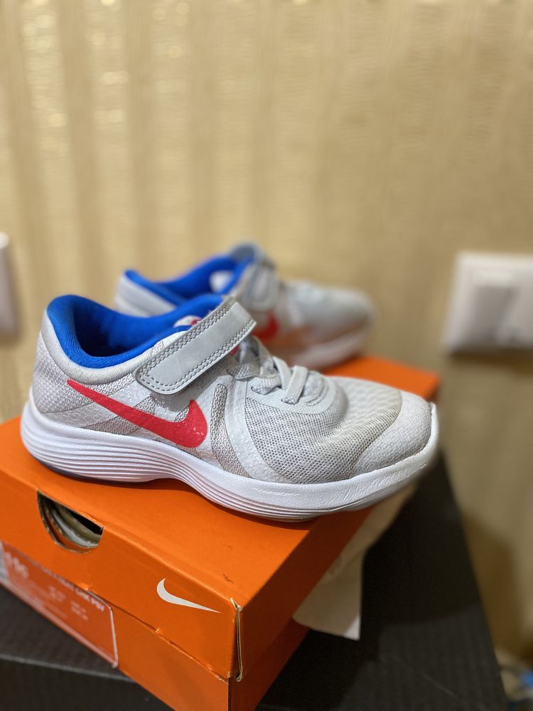 Кроссовки Nike 11c (28размер на стопу 17 см)