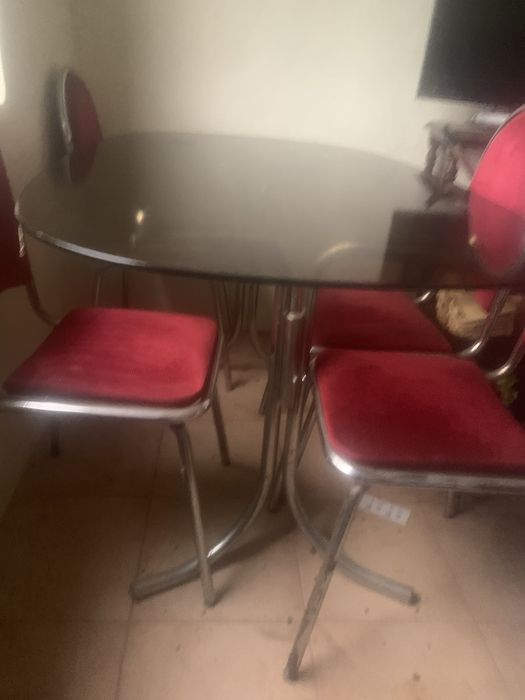 Mesa de sala de jantar com 4 cadeiras so 100€