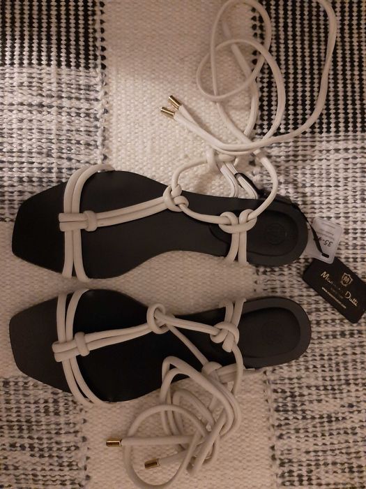 Sandálias na cor cru todas em pele
Massimo Dutti_Novas