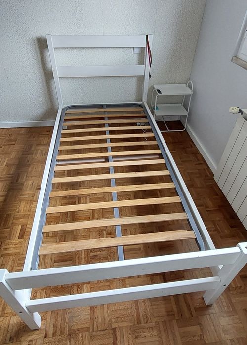 Cama Single de madeira com estrado e colchão ortopédico