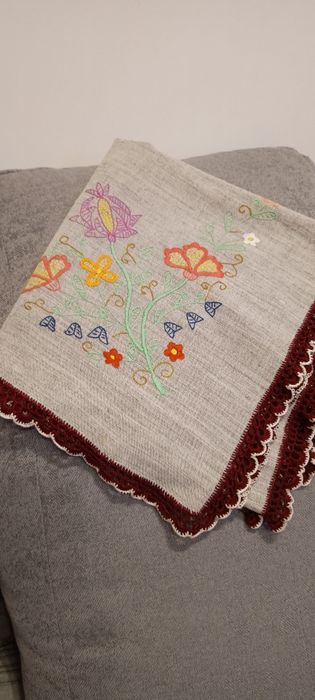 Obrus serweta lniany zdobiony haftowanym wzorem