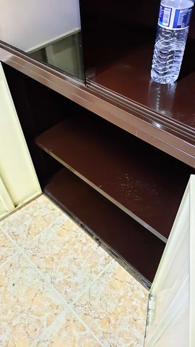 Armário de Escritório metálico com portas de vidro na parte de cima