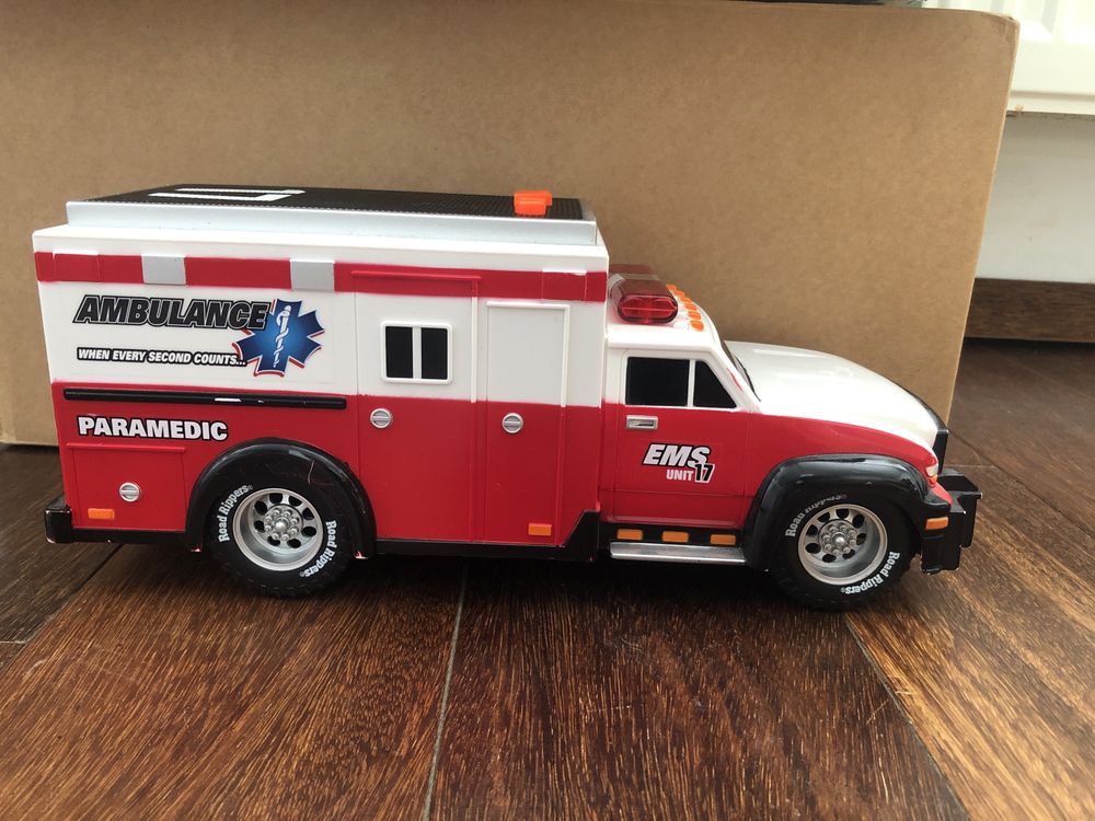 Ambulans zabawkowy duża karetka jeździ gra świeci led