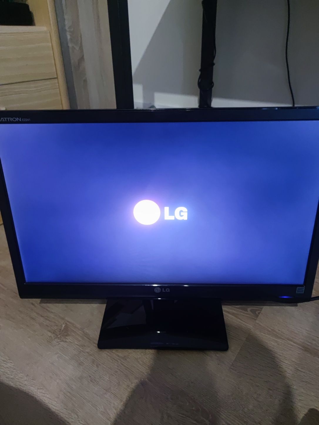 Monitor LG Flatron E2241 22 cale
