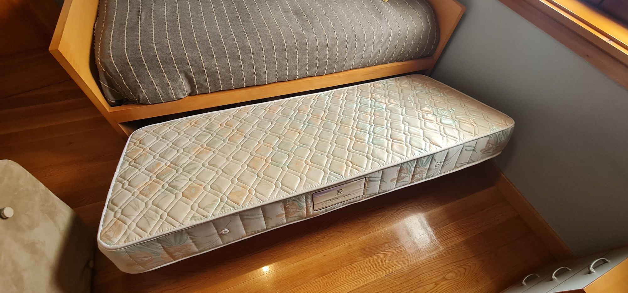 Cama solteiro com gaveta-cama