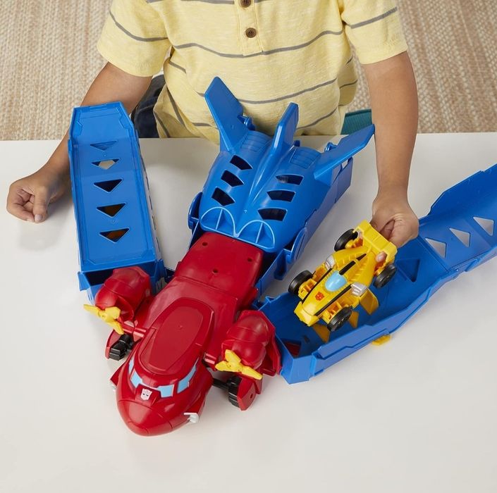 Ігровий набір Optimus Prime Jumbo Jet Wing Racer, фігурка Бамблбі.