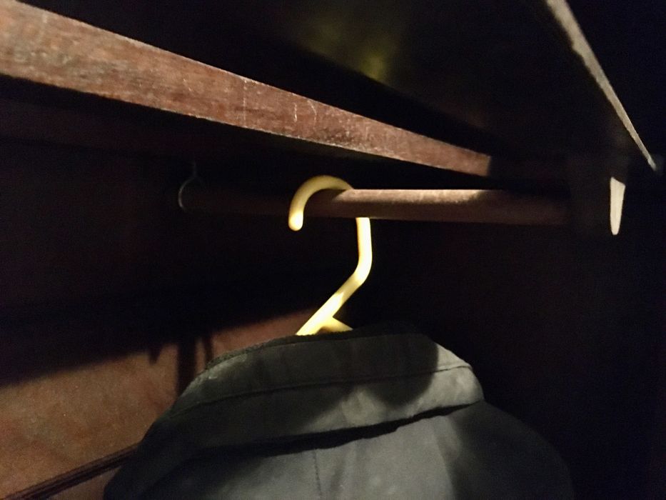 Roupeiro alto e robusto