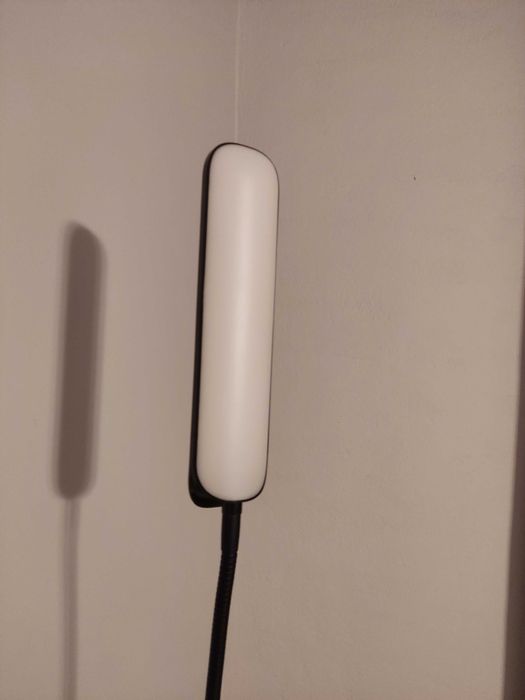 Czarna lampa podłogowa LED z pilotem
