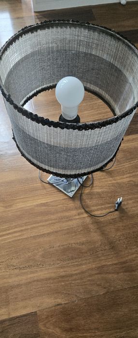 Candeeiro de pé em inox.