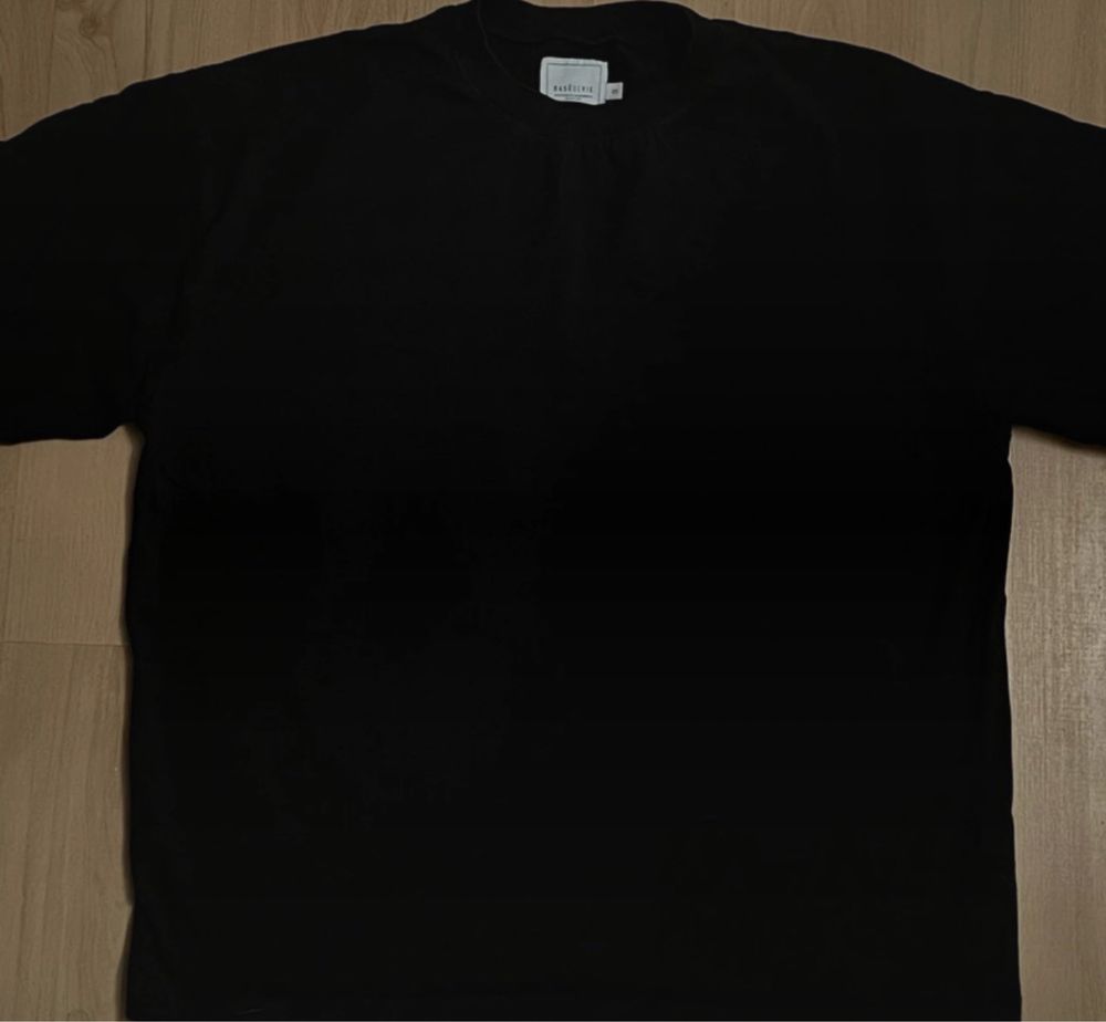 Czarny tees boxy koszulka Based Basé de Vie