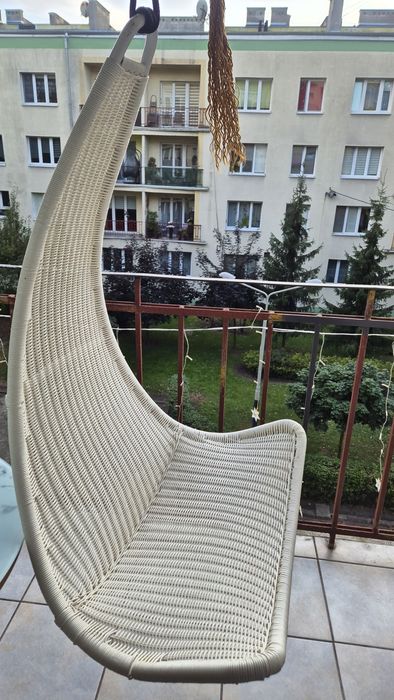 Huśtawka biała rattanowa