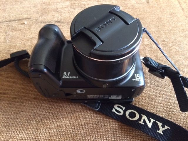 Sony Cyber-shot DSC-H50 9.1MP Digital Camera - Black