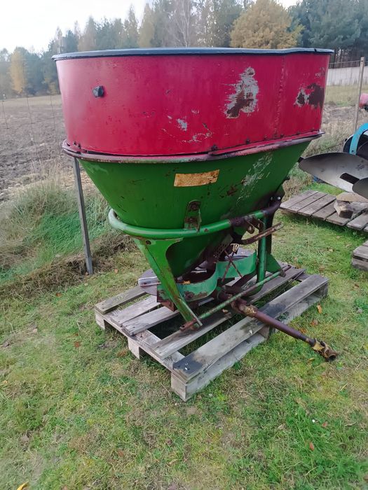 Rozsiewacz nawozu amazone nie  strumyk tytan 1600 L nie lejek motyl am