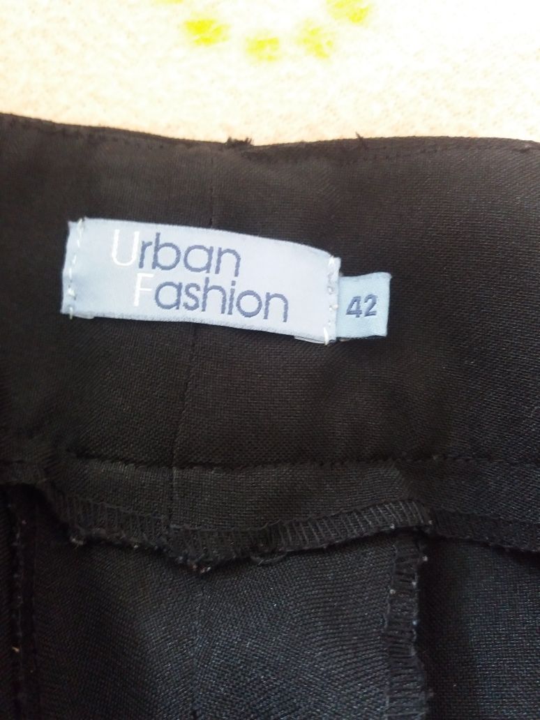 Calças de Senhora da marca STR e Urban Fashion, por 4 euros cada