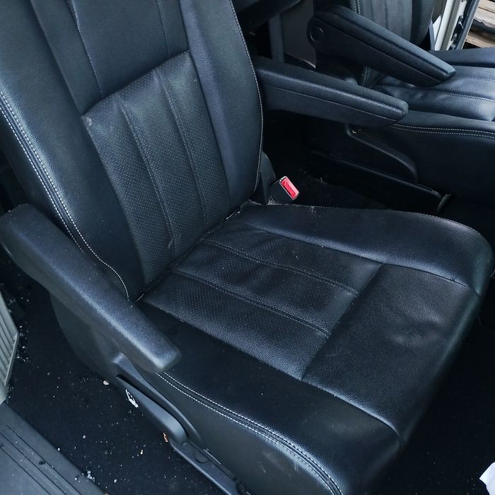 Chrysler Town & Country Fotele  kanapa wnętrze komplet