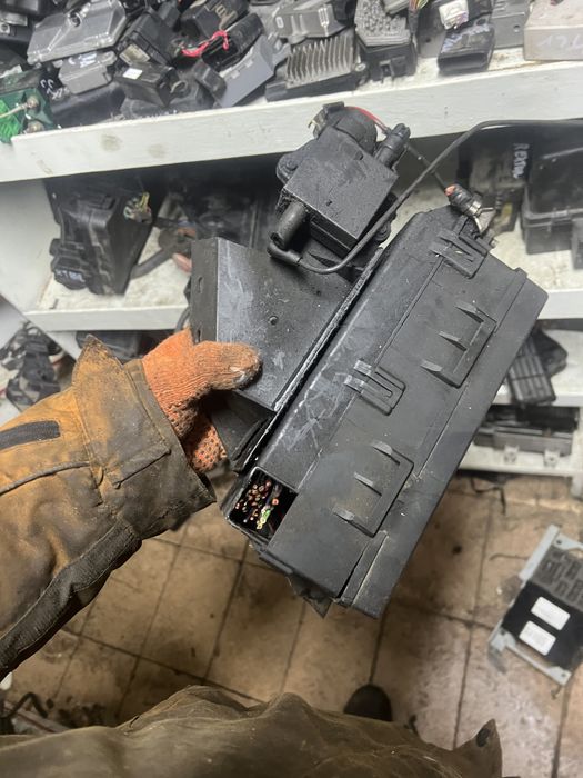 Джип чероки год 98 Корпус предохранителей в сборе под капотом