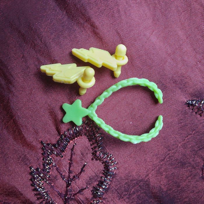 Akcesoria lalki Barbie: kolczyki i naszyjnik.