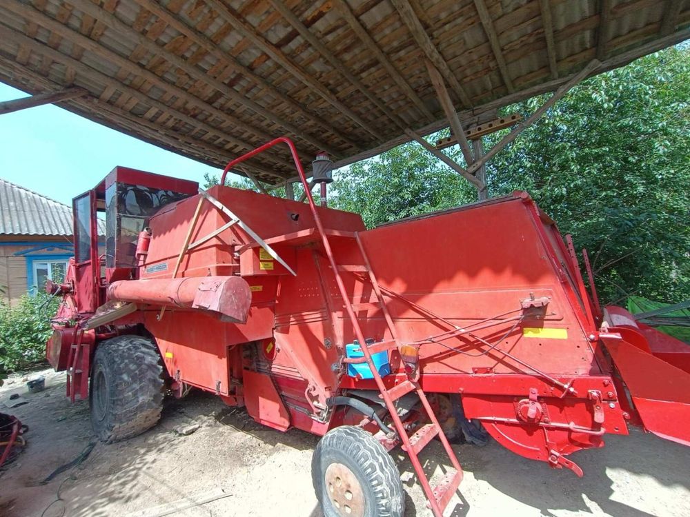 Продется комбайн  Massey Ferguson 440