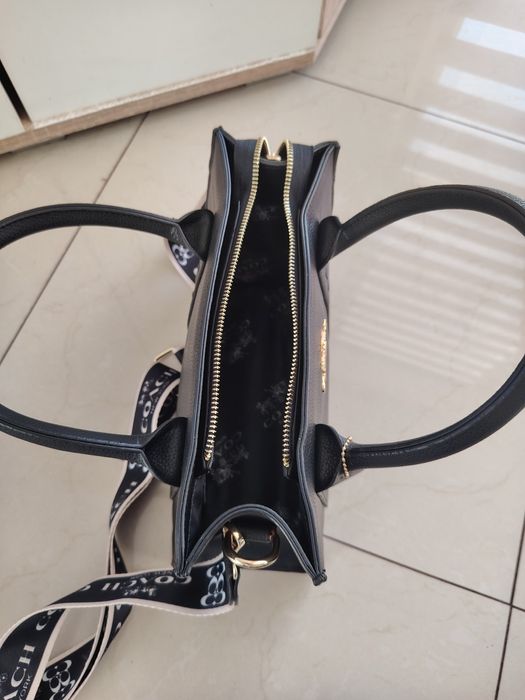 Czarny kuferek coach