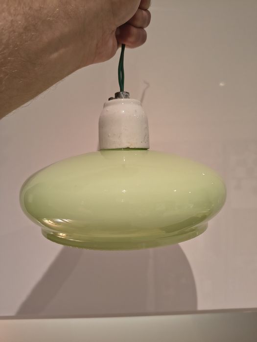 Zielona stara lampa typu beret