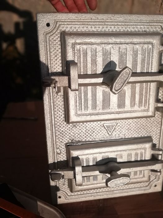 Drzwiczki żeliwne do pieca kaflowego lub wędzarni