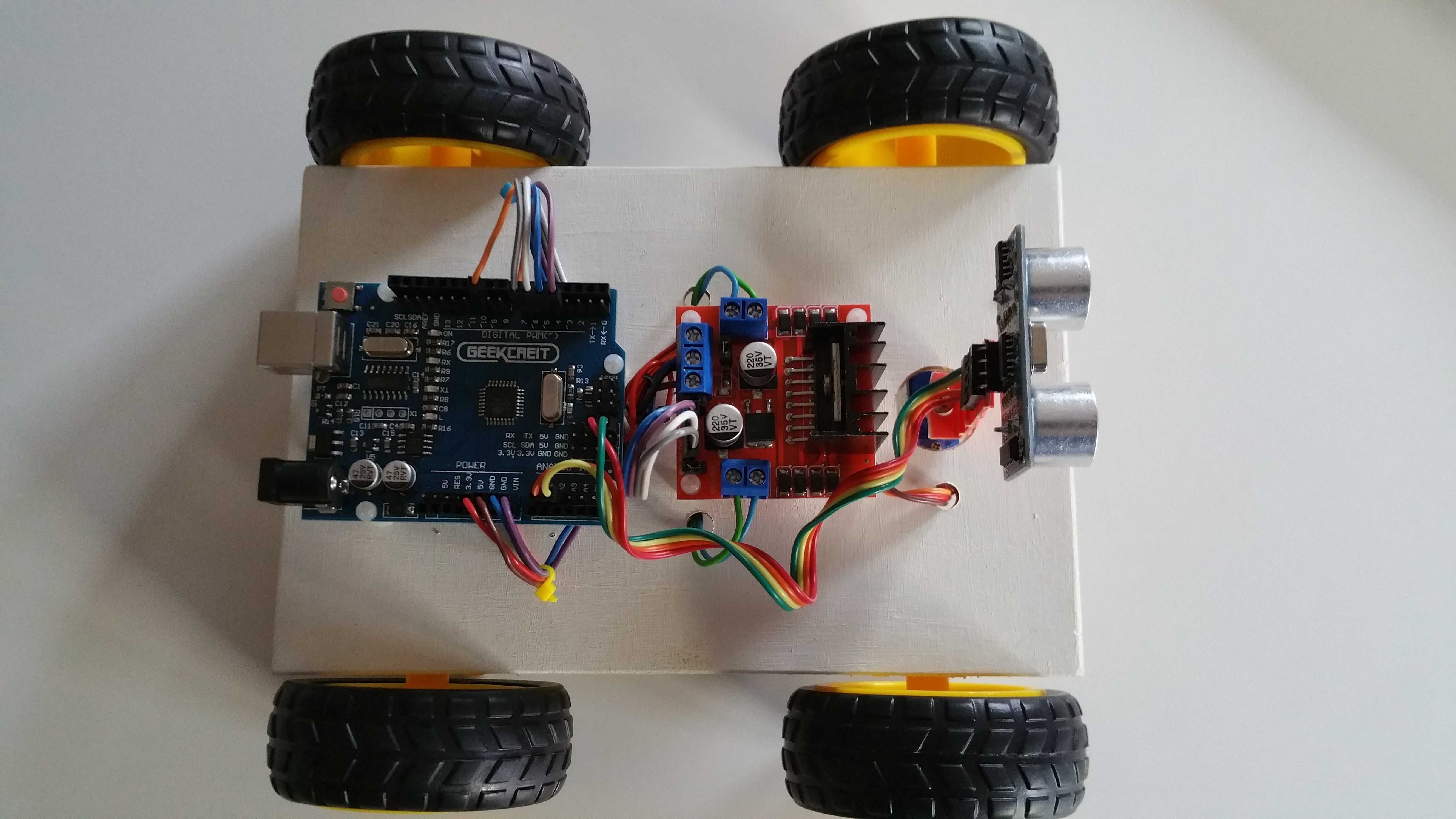 Carro Robot Educacional Arduino programado que evita obstáculos.