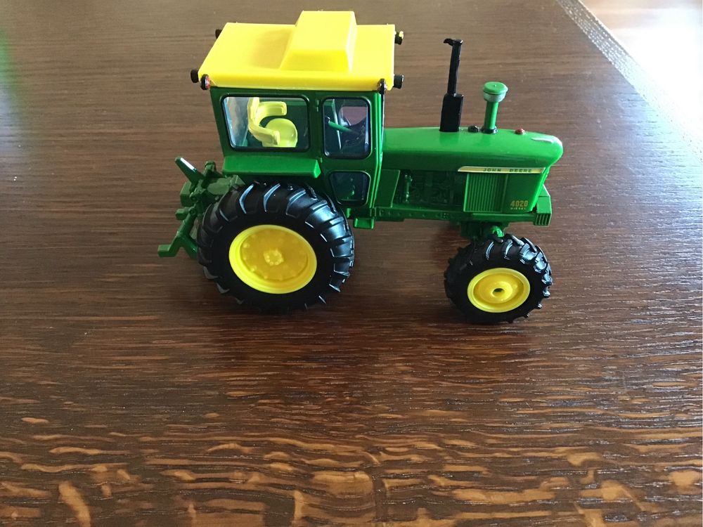 Metalowy model john deere 4020