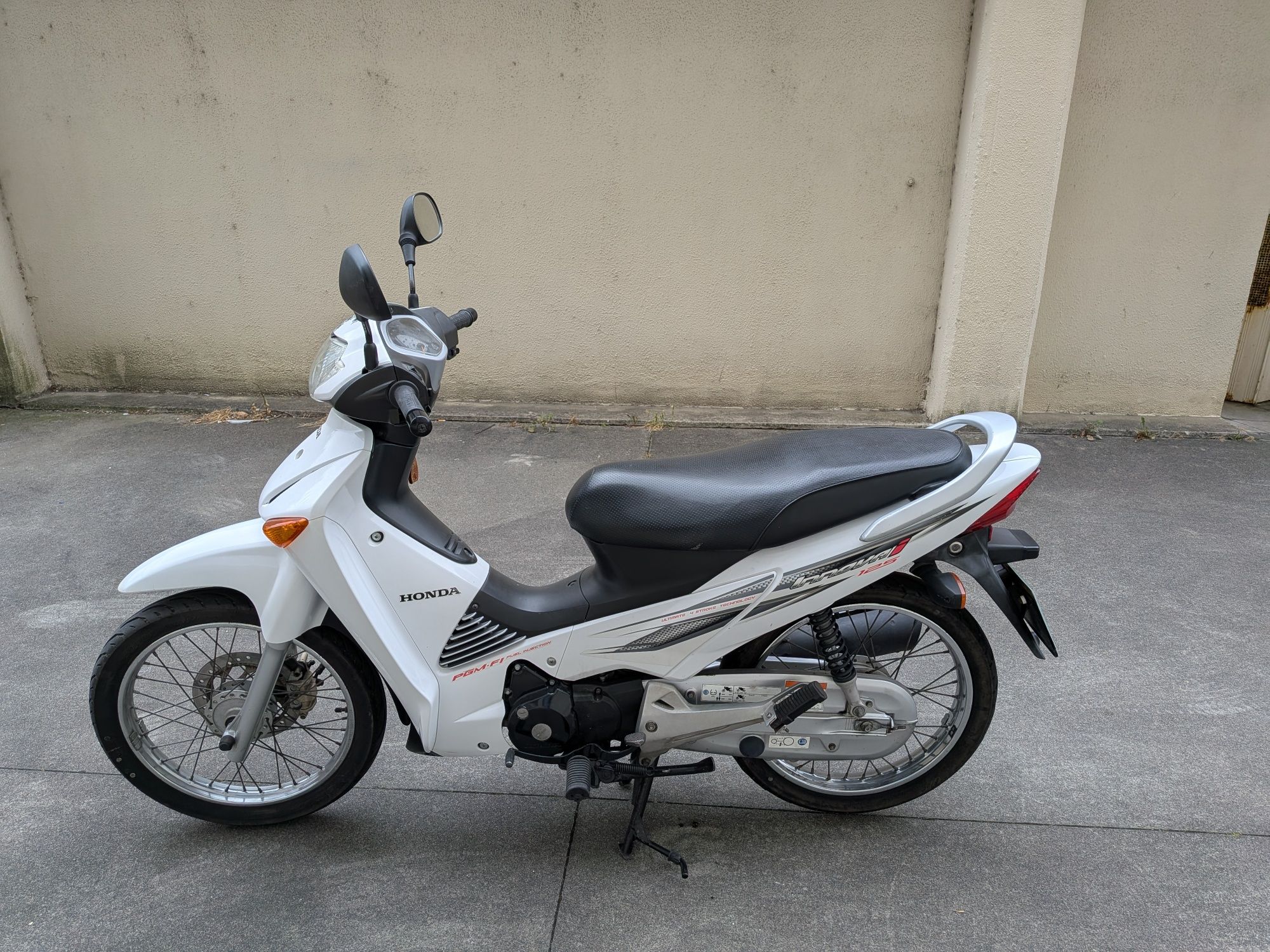 Honda Innova ANF 125 injeção PGM ano 2010 com cerca 26000 kms