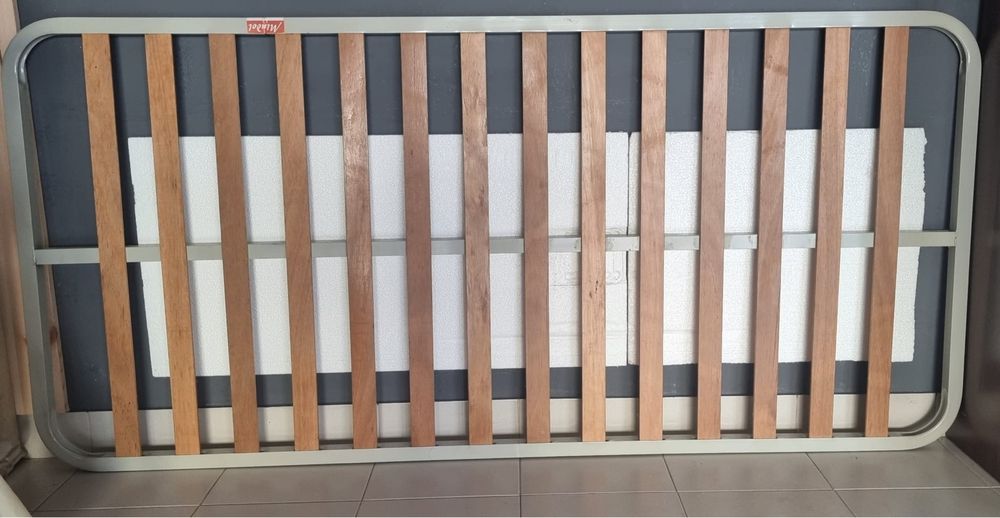 Estrado com ripes em madeira