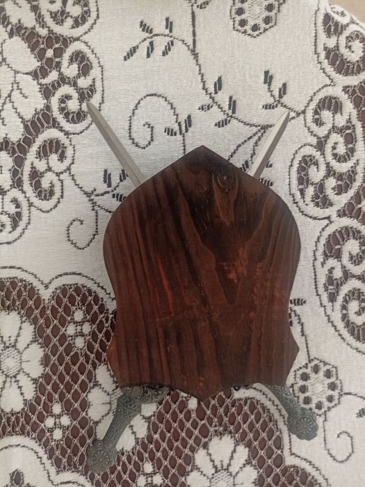 Brasão decorativo com duas espadas metálicas